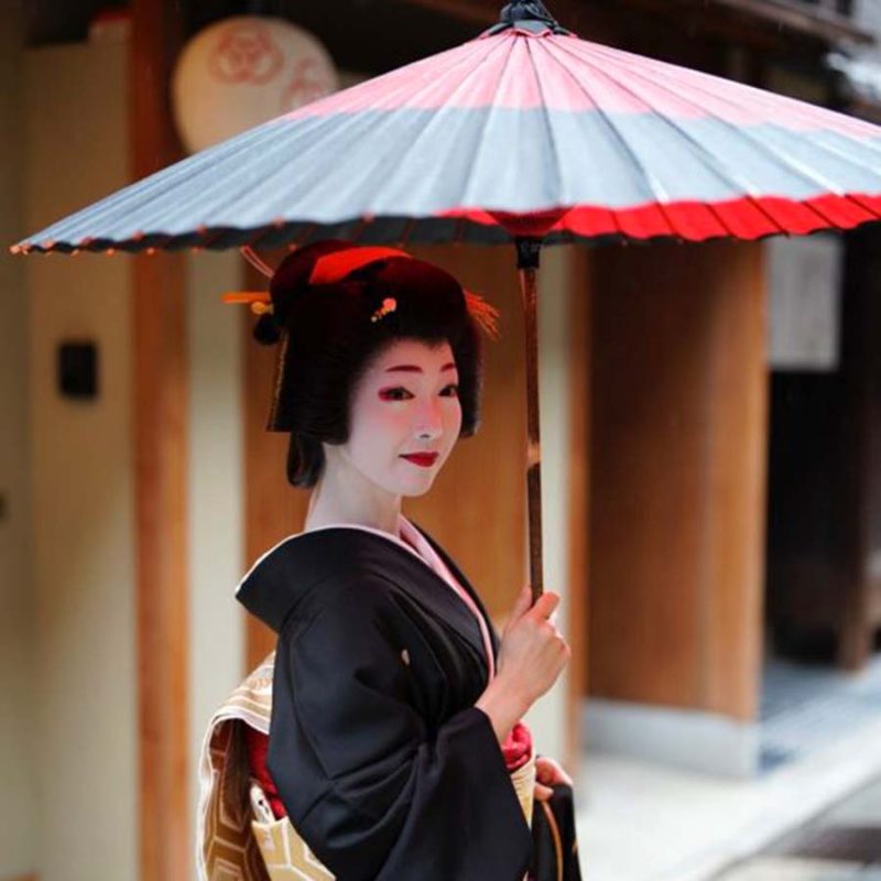 京都の花街~舞妓さん芸妓さんと和傘~