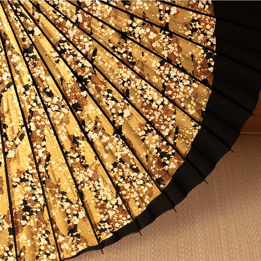 特選月奴 金彩京友禅 『雲どり流水梅に漆黒』