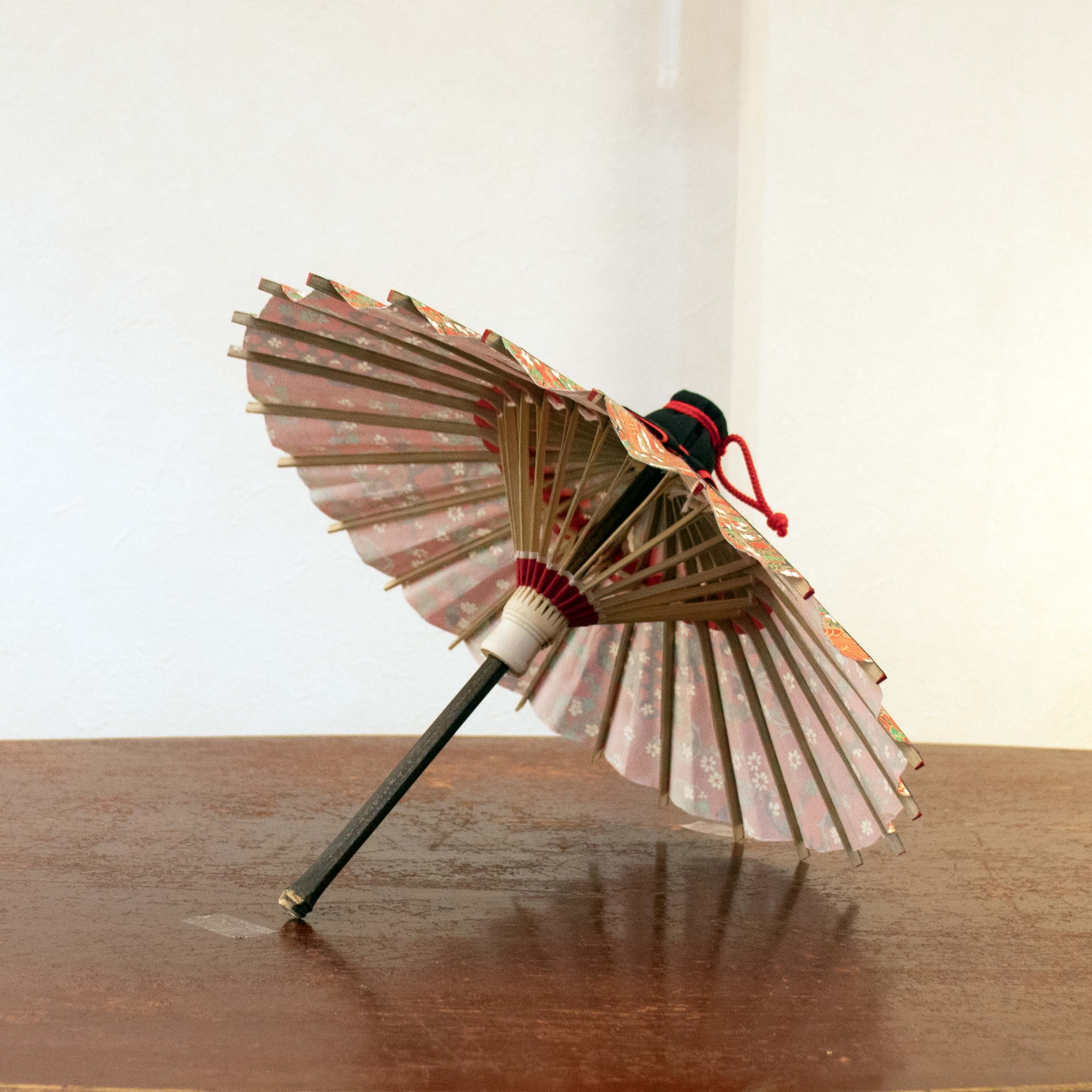 姫和傘 『紅に花輪』