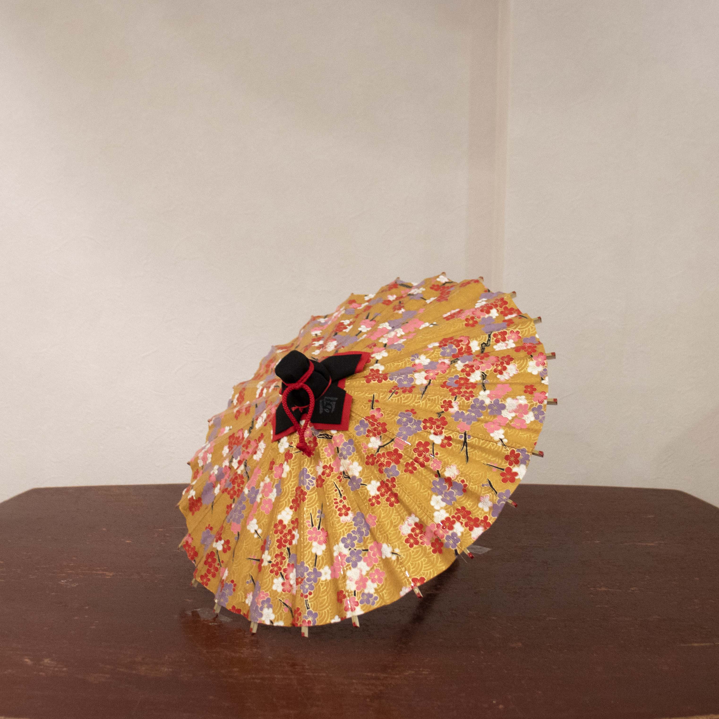 姫和傘 『青海波に梅』山吹