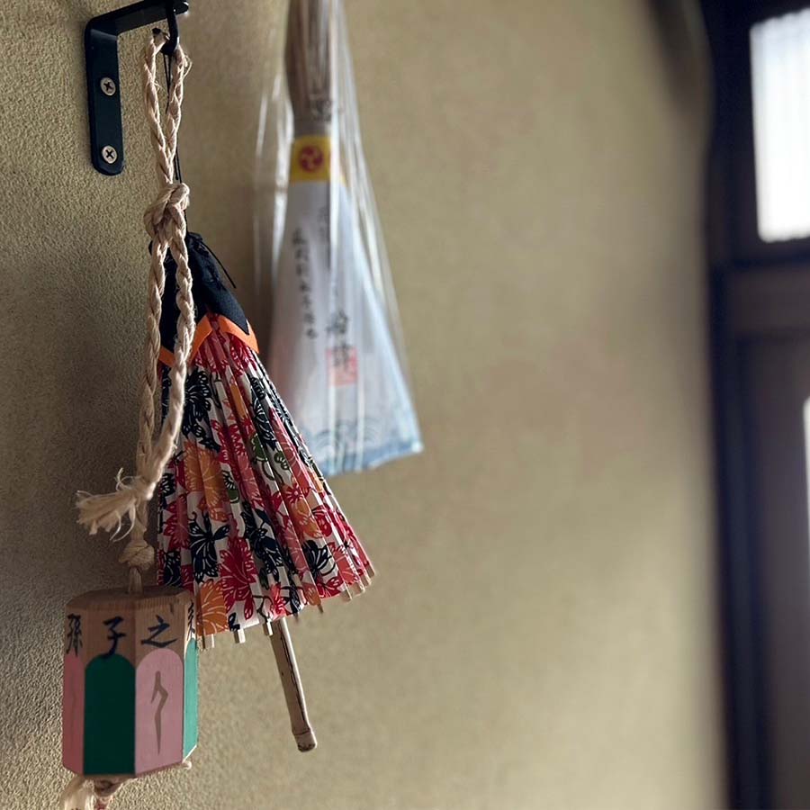 姫和傘 雪輪に四季の花