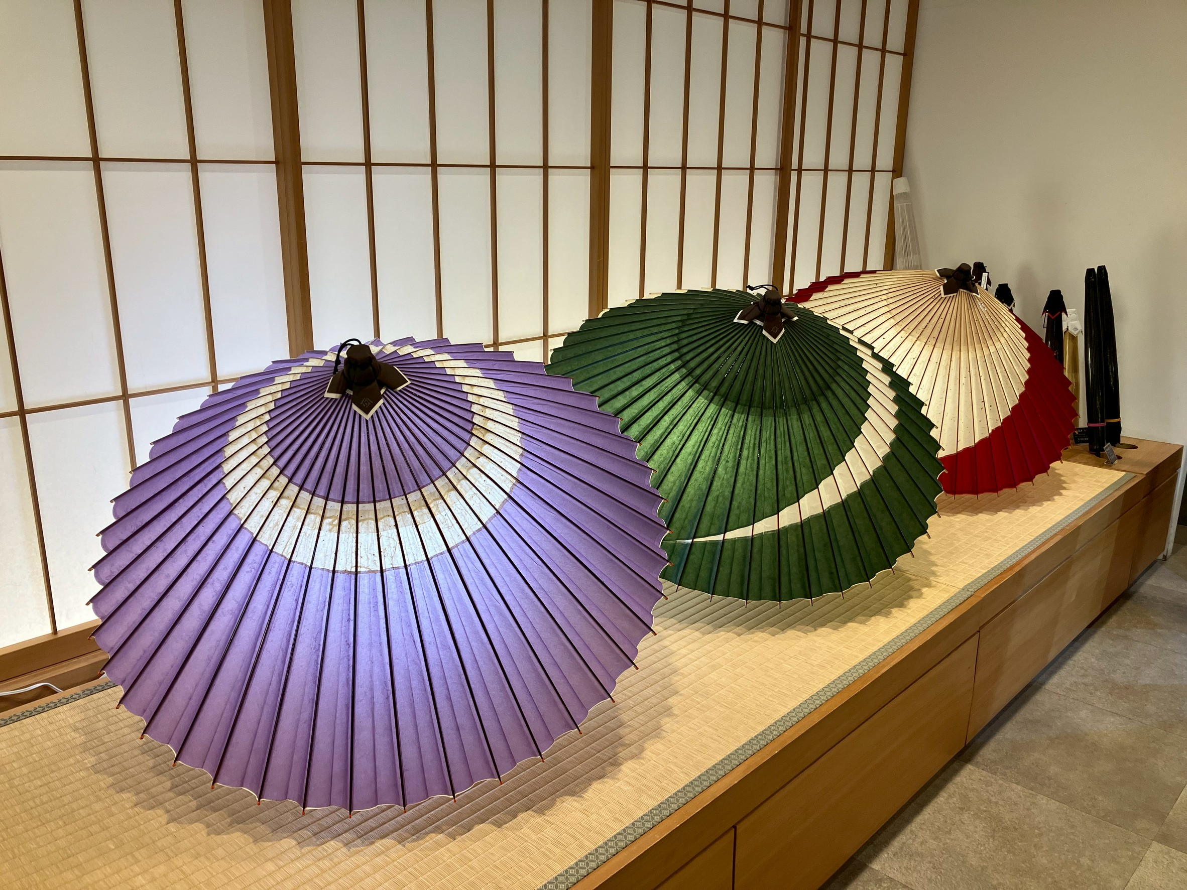 糸飾りが施された色鮮やかな蛇の目傘、京都の伝統工芸である和傘