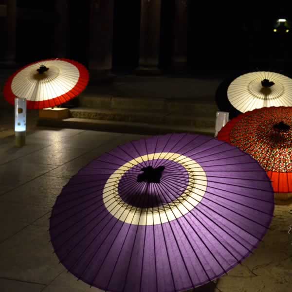 和傘のディスプレイ　夜に和傘の灯り