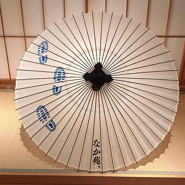 157 Matching couple - Kyoto Wagasa parasol shop Tsujikura