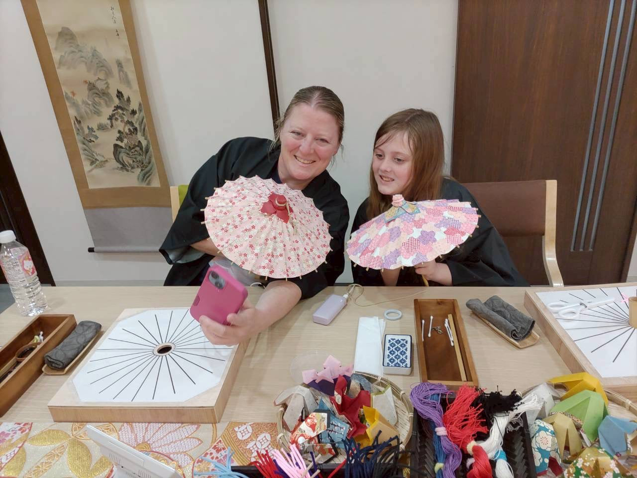 和傘づくりと絵付け、二つの体験を楽しんでいただきました