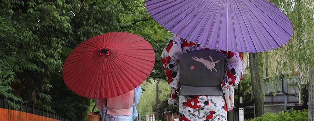 和傘を選ぶ（蛇の目傘）