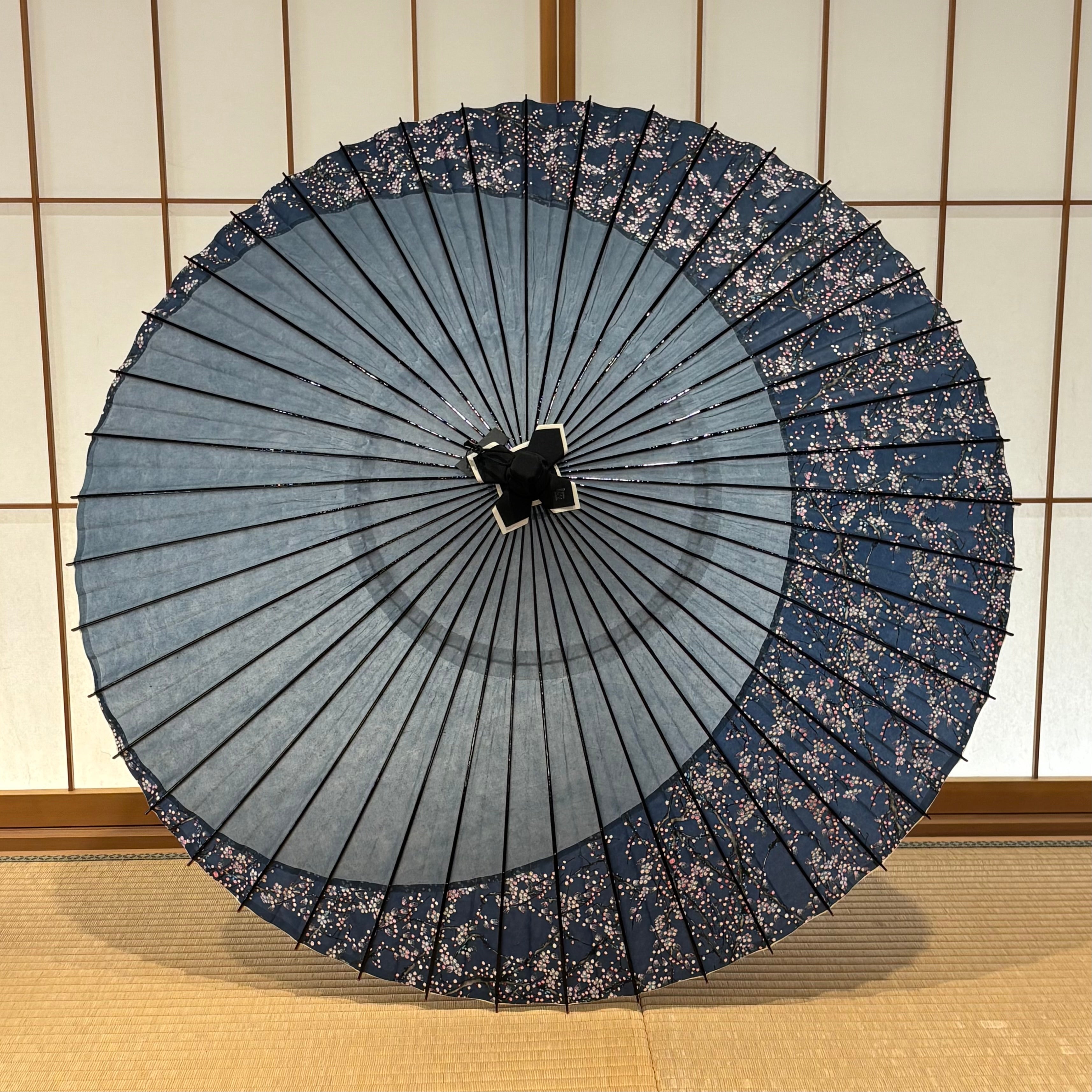 古布　半襦袢　両面染め　型染　藍染　袖無し　日傘　ハイカラ　パラソル 特選月奴 『露草に梅流水 藍』 - 日本最古の京都和傘屋 辻倉