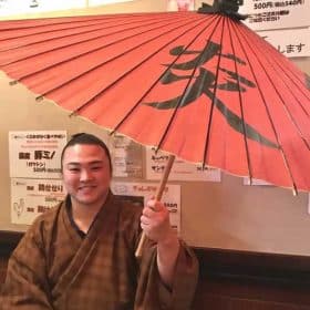 炎鵬　相撲取り炎鵬さんと赤い番傘　しるし入れ　極み番傘緋色 sumou 　japaneseumbrella