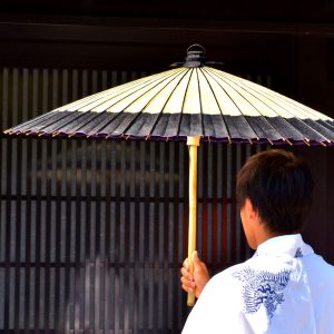 番傘軒奴黒と着物姿の男性　和傘　Japanese umbrella
