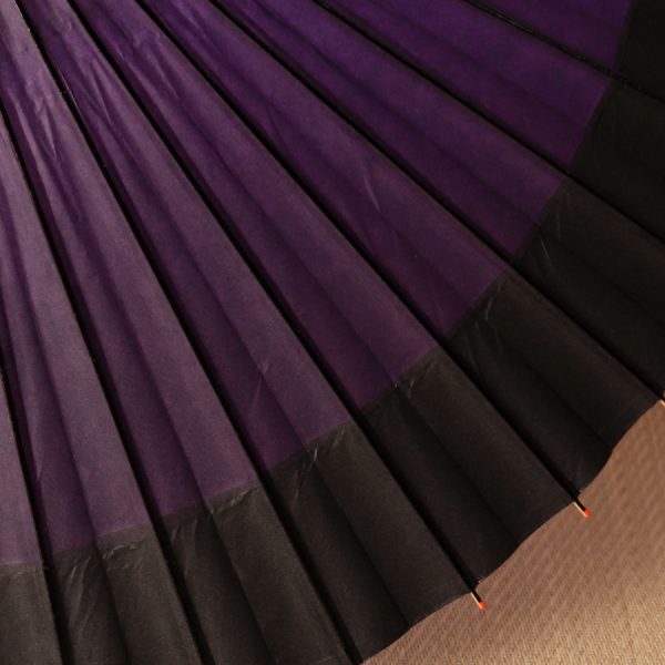 紫にふちが黒色の和傘