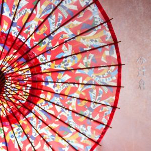 華やかな赤系の束ね熨斗の模様の和日傘