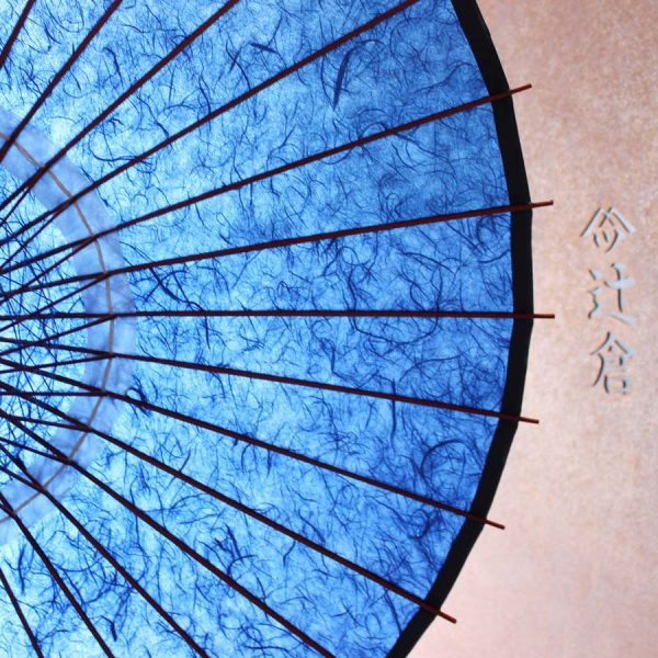 和紙、黒竹、木と原材料全てを天然素材で作り上げた和日傘です。空色の和日傘です。