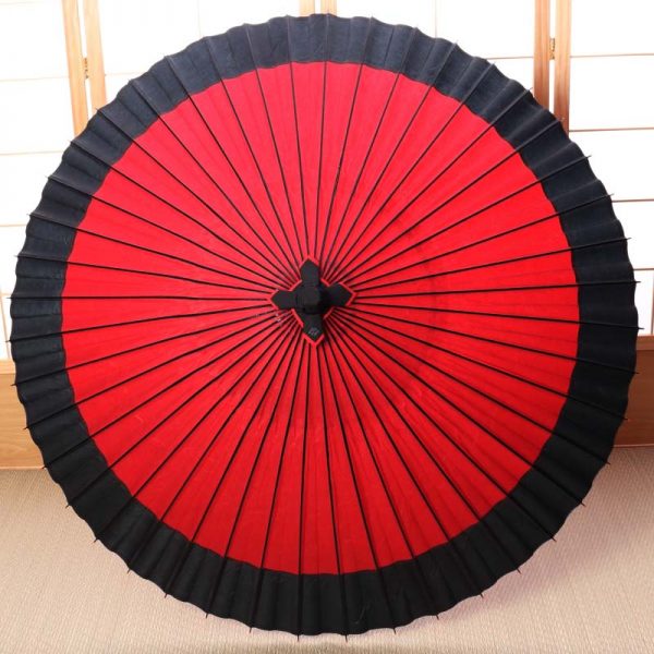 赤と黒のツートンカラーの和傘