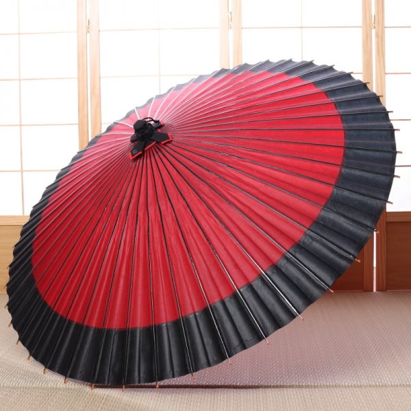 赤と黒のツートンカラーの和傘