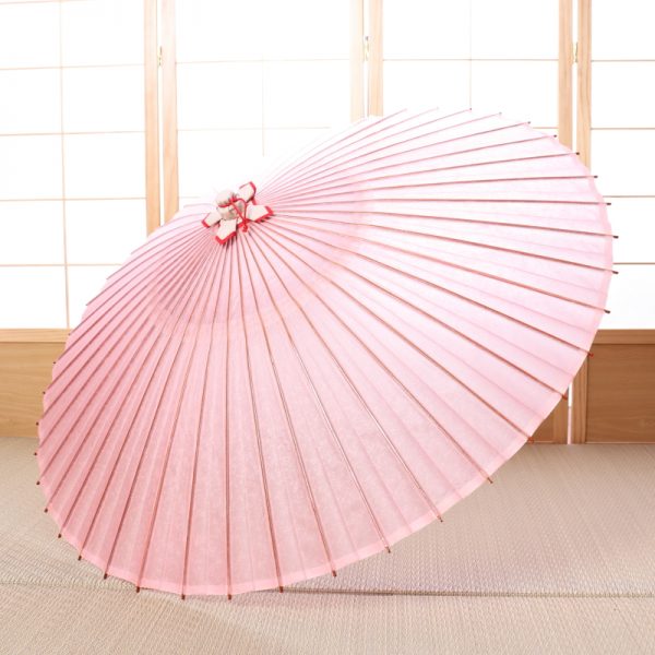桜色の和傘です。入学や卒業シーンにぴったりの華やかで上品な印象が特徴の蛇の目傘です。雨の日に使用できます。