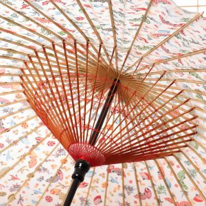 白地に扇もようの和傘です。