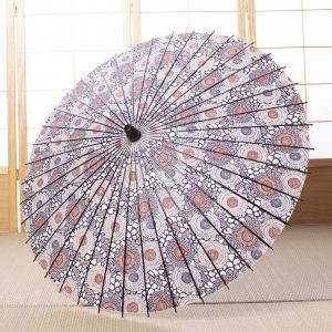 菊唐草もようの和紙と竹を主な原材料とした日傘です。