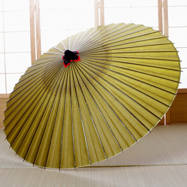 黄みどり色の和傘