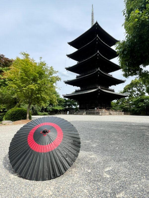 京都の東寺と黒と赤の蛇の目傘
