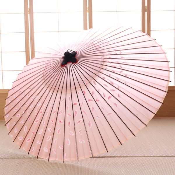 桜吹雪の桃色の和傘