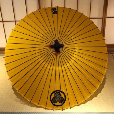 家紋と名前を入れた黄色の和傘