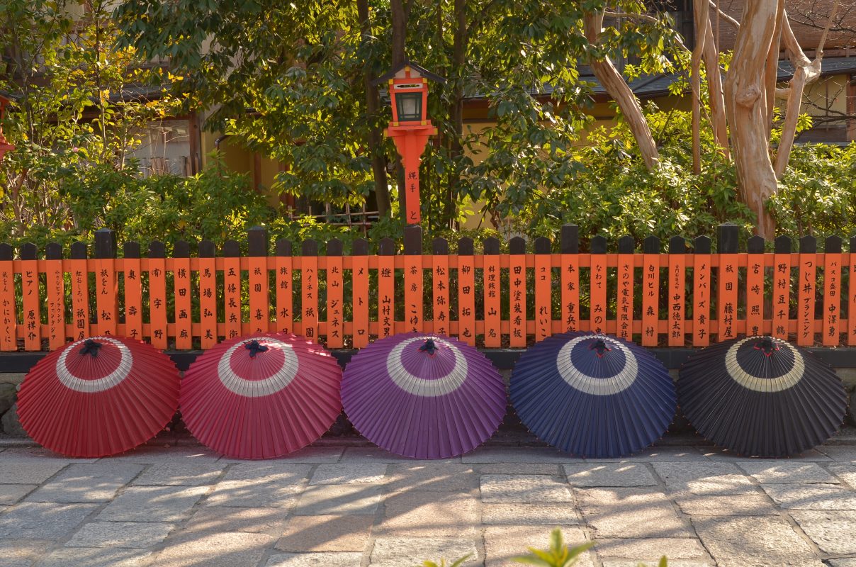 祇園石畳と5色の和傘