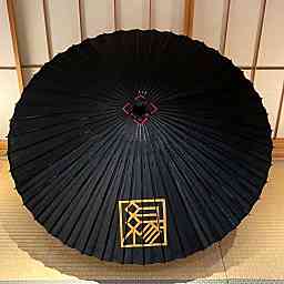 ロゴ入りの黒の和傘