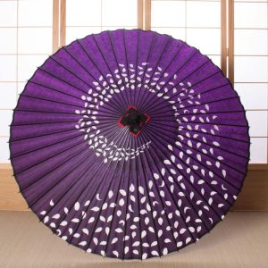 桜吹雪もようの紫色の蛇の目傘