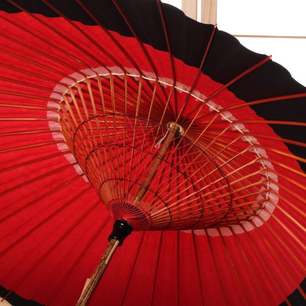 三日月模様の赤と黒の和傘です。
