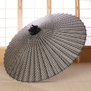 市松模様の白黒の番傘