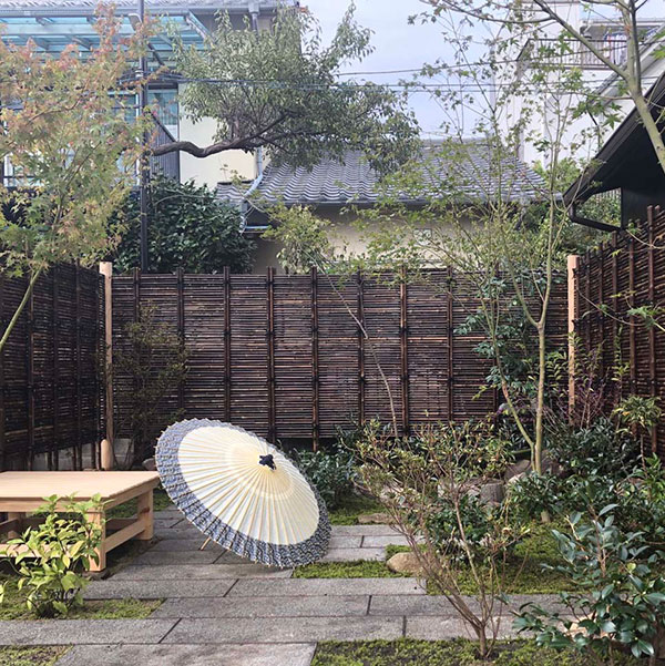 日本庭園と和傘