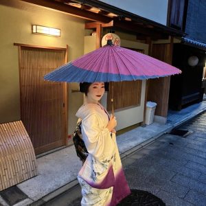 和傘をさす京都花街の芸妓