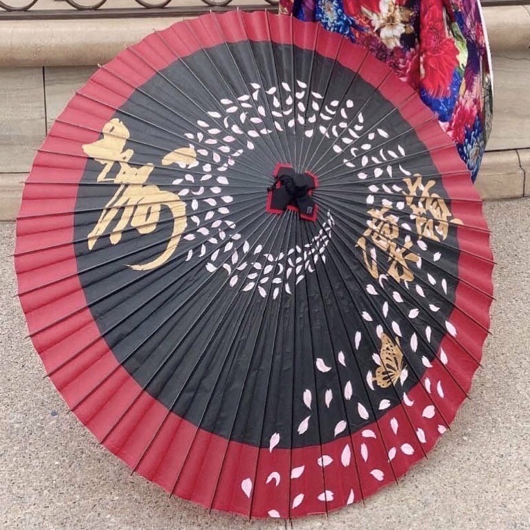 名前とデザインを入れた黒と赤の和傘