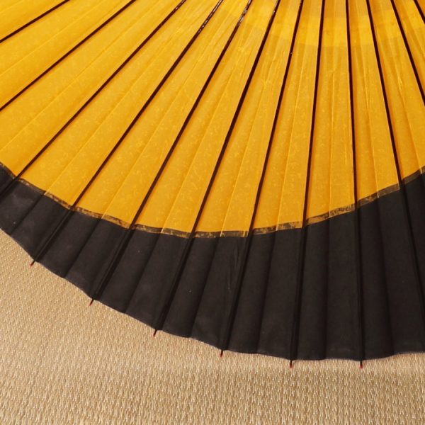 黄金色と黒の月模様の和傘