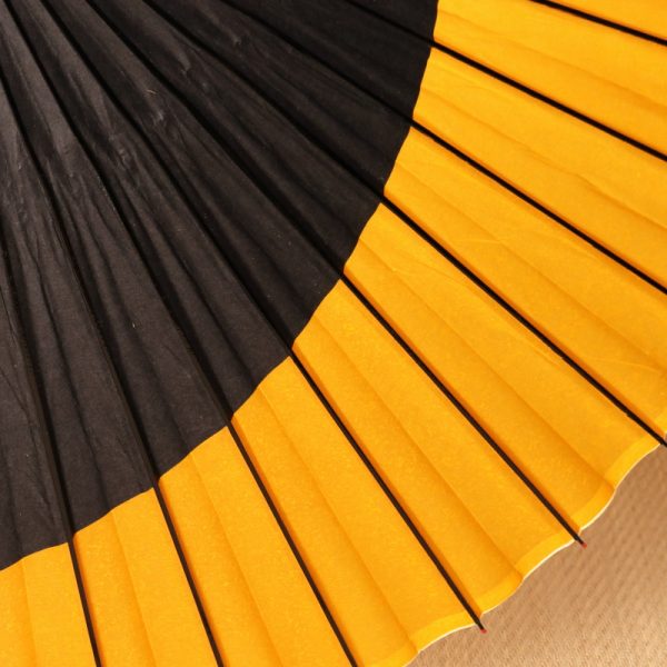 黒と黄色の三日月模様の和傘
