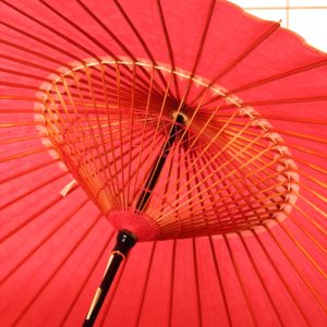 赤色の和傘