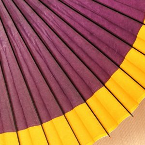 紫地にふちが黄色の和傘