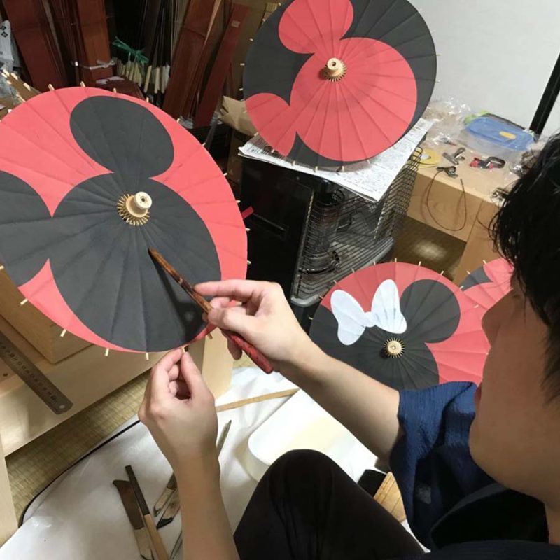 ディズニー伝統工芸品のミニ和傘を製作する職人