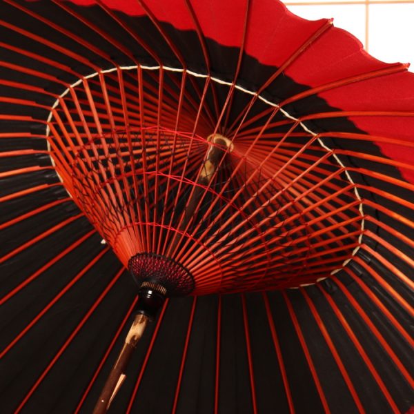 黒地に赤の三日月模様の和傘