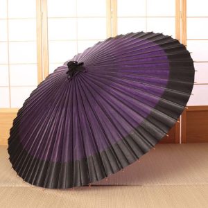 紫にふちが黒色の和傘