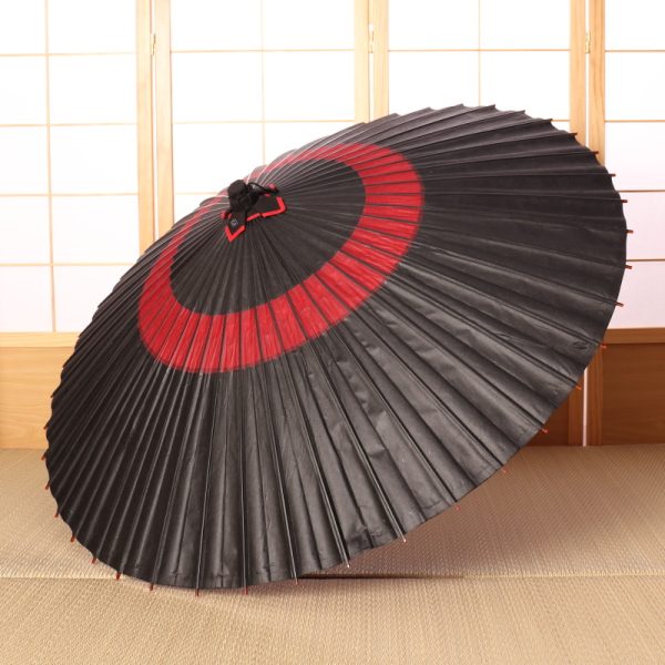 黒と赤色の和傘
