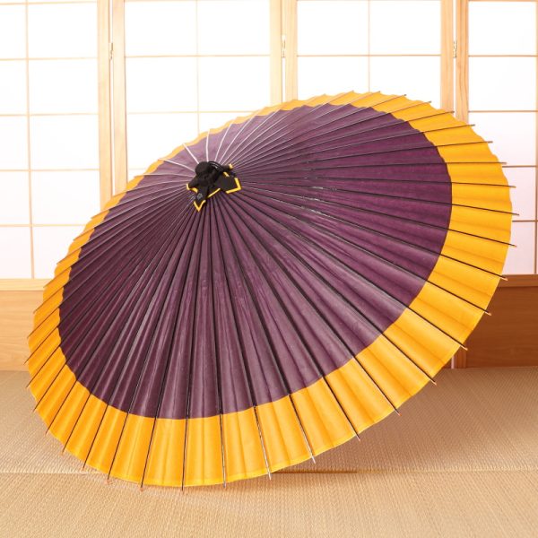 紫にふちが黄色の和傘