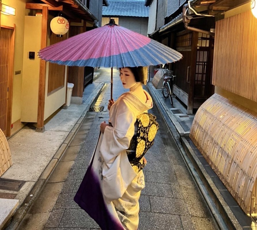 和傘をさす京都の舞妓