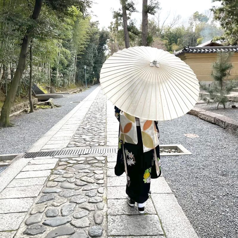 黒谷和紙の日傘を持つ着物の女性