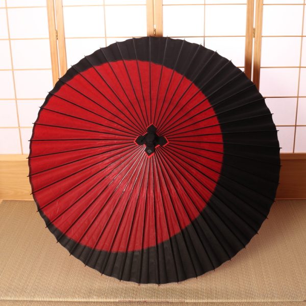 赤と黒の月模様の和傘