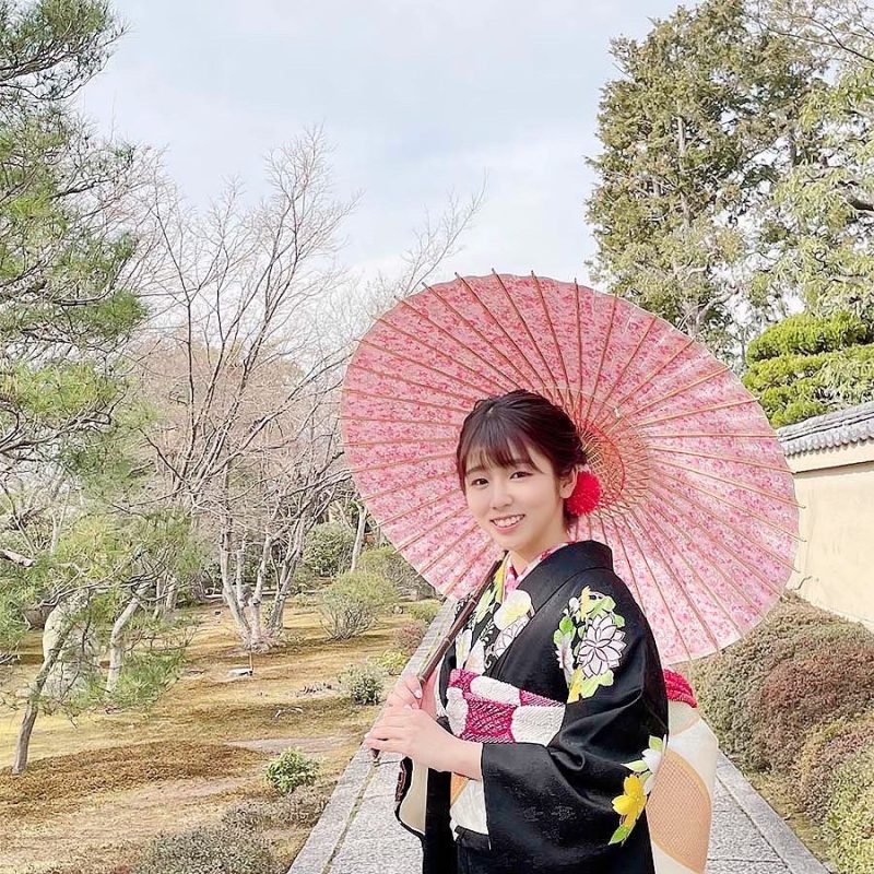 和日傘を持つキモノ姿の女性