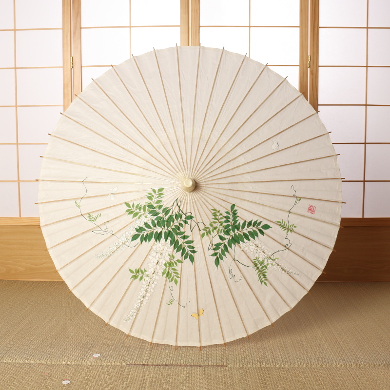 手描きの藤の花が描かれた白い和日傘
