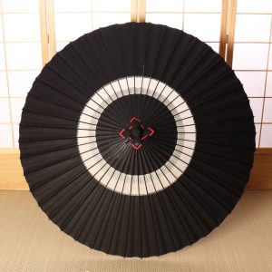 特注品の黒の蛇の目柄の和傘