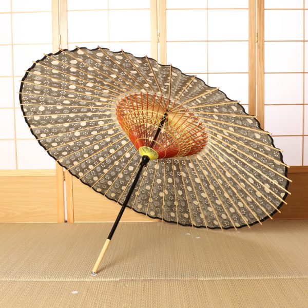 黒い亀甲竹花紋柄の雨傘