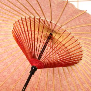 桃色の牡丹柄の雨傘